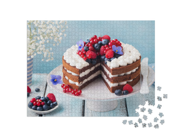 Puzzle 1000 Teile „Schokoladenkuchen mit Schlagsahne und frischen Beeren“