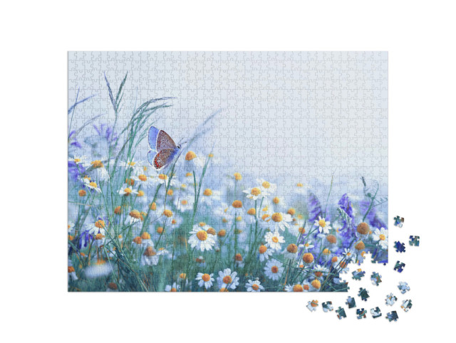 Puzzle 1000 Teile „Wildblumenwiese mit Schmetterling am nebligen Morgen“