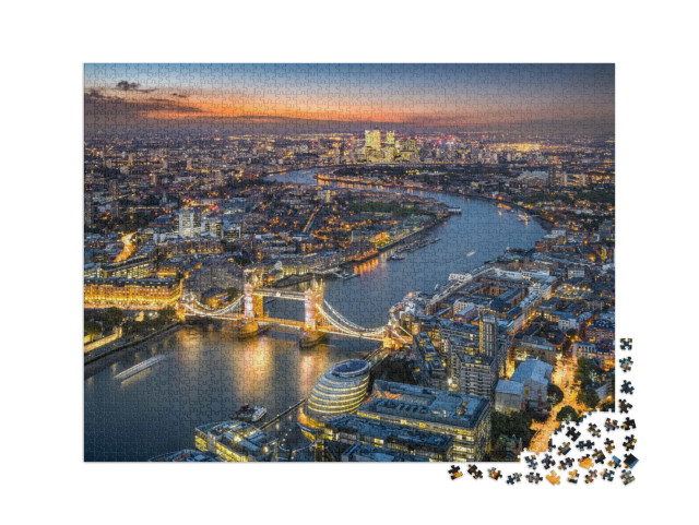 Puzzle 2000 Teile „Londoner Skyline mit Tower Bridge bei Dämmerung“