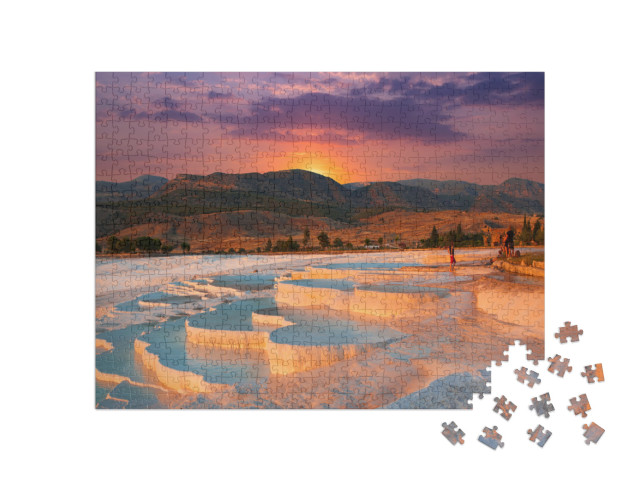 Puzzle 500 Teile „Wunderschöner Sonnenaufgang und natürliche Travertin-Pools und Terrassen in Pamukkale“