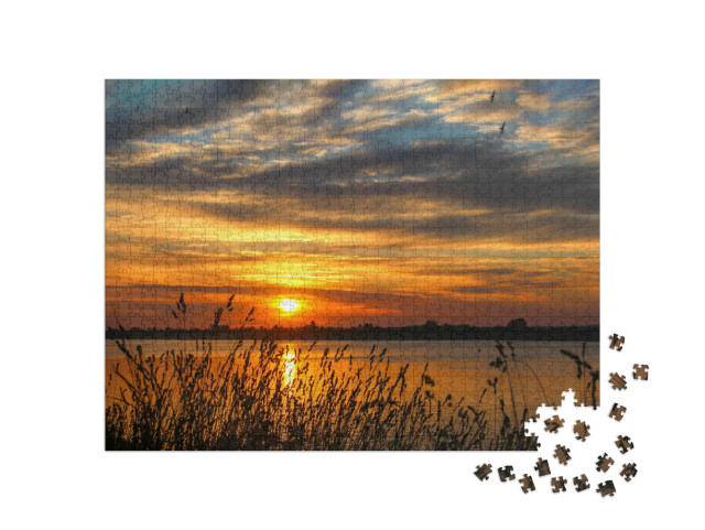 Puzzle 1000 Teile „Sonnenuntergang über einem ruhigen Fluss“