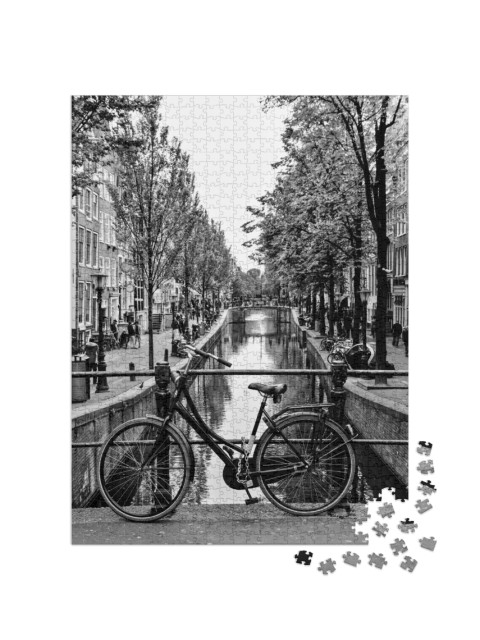 Puzzle 1000 Teile „Fahrrad auf einer Amsterdamer Grachtenbrücke, schwarz-weiß“