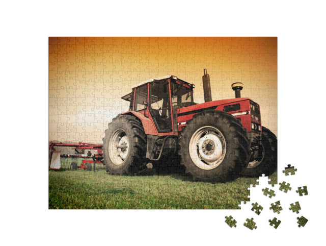 Puzzle 500 Teile „Alter roter Traktor auf der Wiese beim Schwaden“