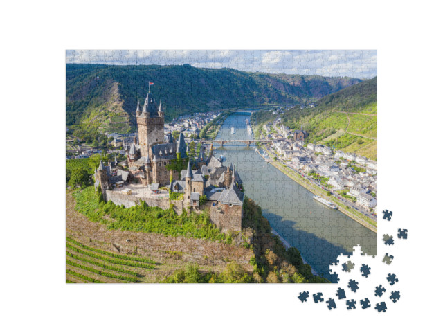 Puzzle 1000 Teile „Reichsburg Cochem schützt die historische Stadt: Neugotik in Rheinland-Pfalz“
