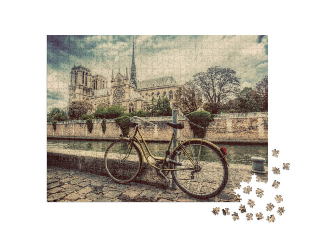 Puzzle 1000 Teile „Retro-Fahrrad neben der Kathedrale Notre Dame in Paris, Frankreich“