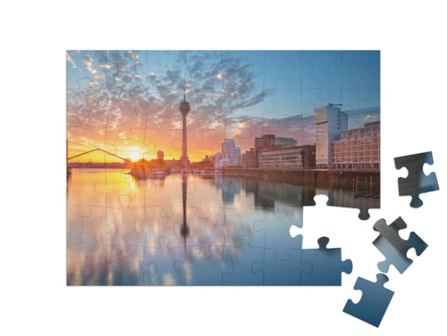 Puzzle 48 Teile „Sonnenuntergang über dem Mediahafen in Düsseldorf, Nordrhein-Westfalen“