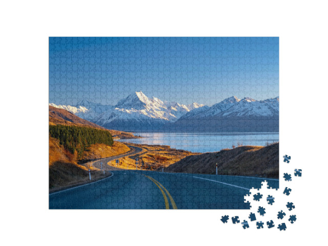Puzzle 1000 Teile „Straße entlang des Lake Pukaki zum Mount Cook National Park, Neuseeland“