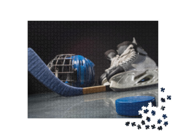 Puzzle 1000 Teile „Nahaufnahme eines Hockey-Pucks und einer Hockey-Ausrüstung“