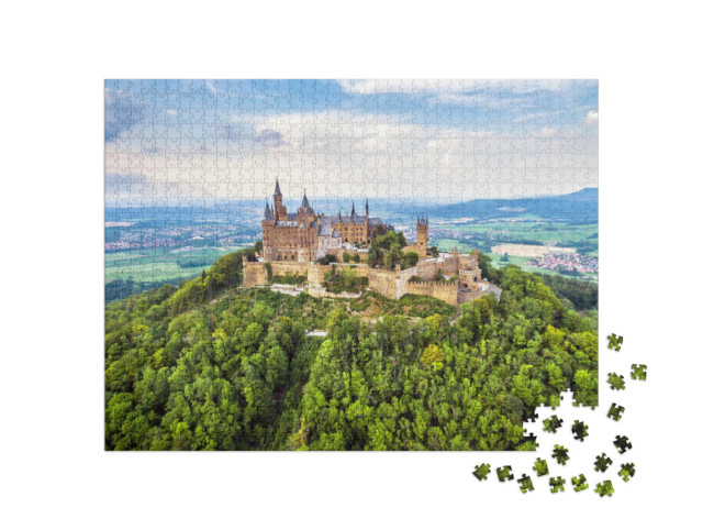 Puzzle 1000 Teile „Luftaufnahme der Burg Hohenzollern auf dem Berggipfel, nahe Stuttgart“