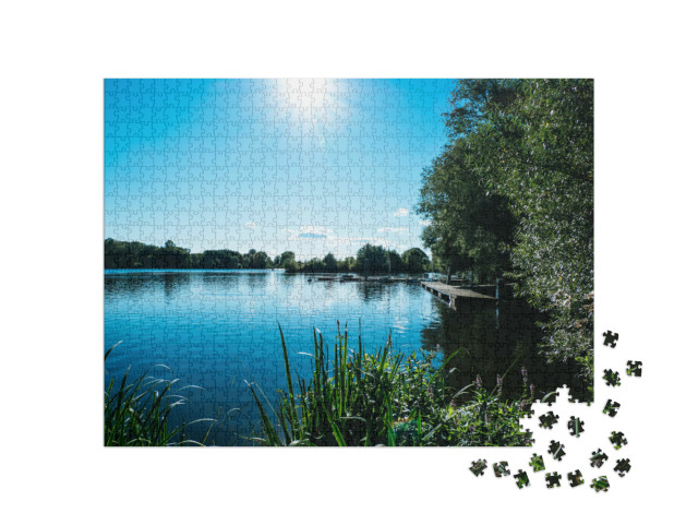 Puzzle 1000 Teile „Flusslandschaft an einem sonnigen Sommertag, Elbe in Hamburg, Deutschland“