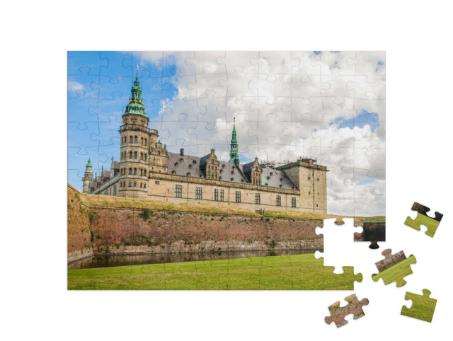 Puzzle 100 Teile „Panoramablick auf die Ziegelmauer um Schloss Kronborg in Helsingor “
