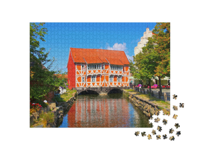 Puzzle 1000 Teile „Die Altstadt von Wismar in Norddeutschland, das rote Haus“