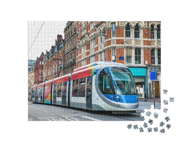 Puzzle 1000 Teile „Straßenbahn auf einer Straße in Birmingham in England“