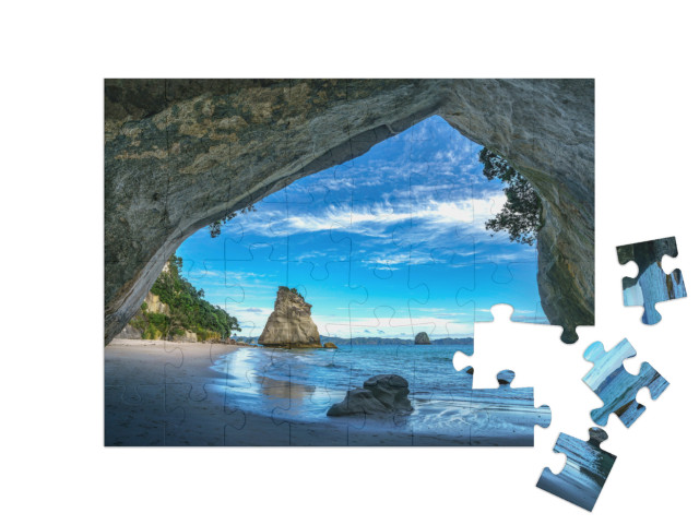 Puzzle 48 Teile „Blick aus der Höhle am Cathedral Cove Beach, Coromandel, Neuseeland“