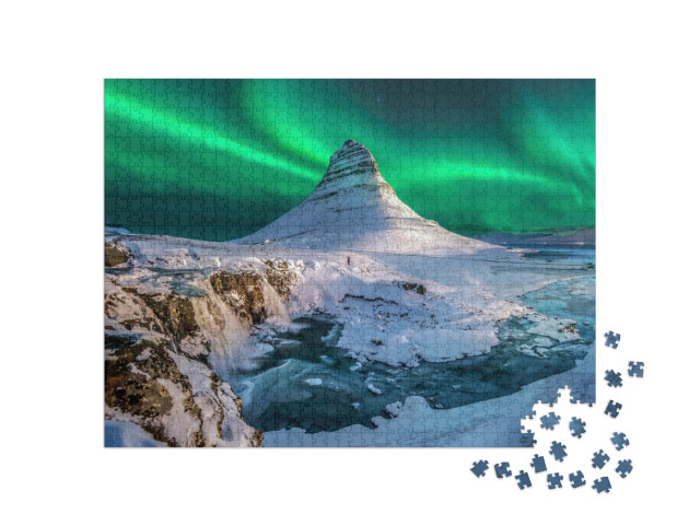 Puzzle 1000 Teile „Nordlichter erscheinen über dem Berg Kirkjufell in Island“