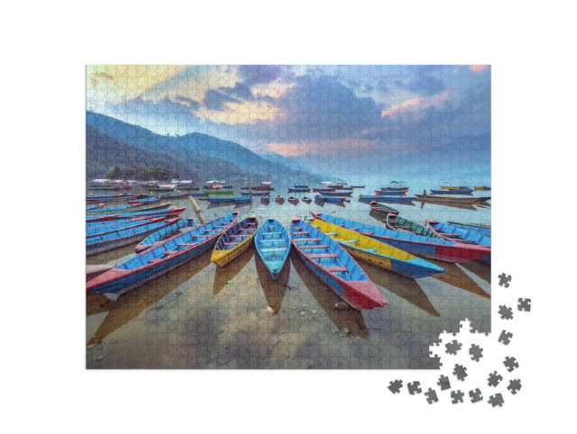 Puzzle 1000 Teile „Typische bunte Ruderboote am Ufer des Phewa-Sees,  Nepal“