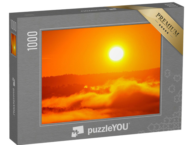 Puzzle 1000 Teile „Gold-orangener Sonnenuntergang über nebligem Wald“