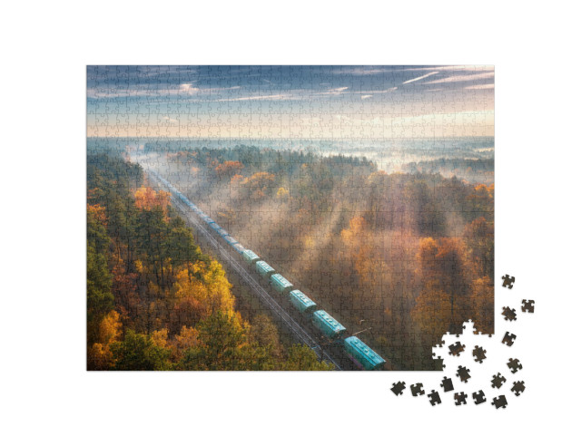 Puzzle 1000 Teile „Ein Güterzug im  Wald bei Sonnenaufgang, Herbst“