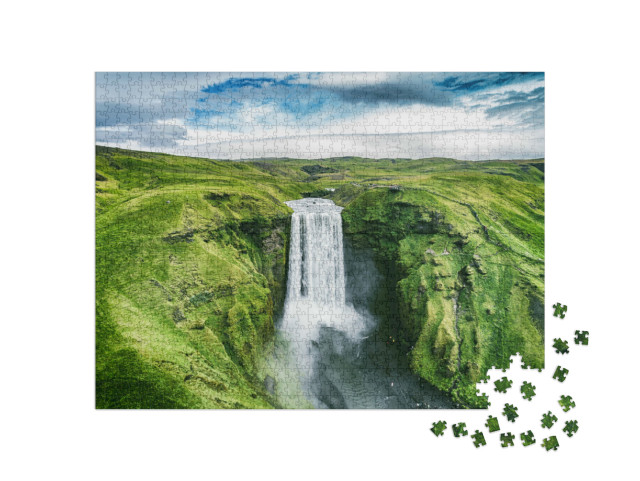 Puzzle 1000 Teile „Island: Wasserfall Skogafoss inmitten der Natur“