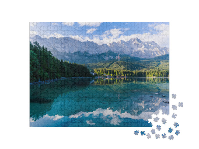 Puzzle 1000 Teile „Schöner und bewölkter Sommer-Sonnenaufgang am Eibsee in den deutschen Alpen“