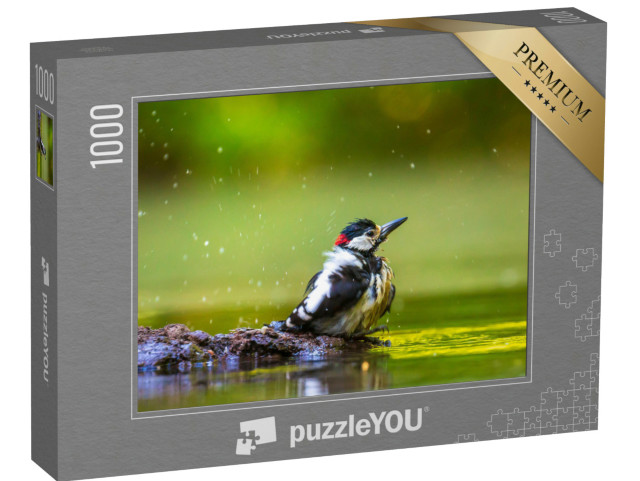 Puzzle 1000 Teile „Nahaufnahme eines Buntspechts beim Bad im Wald“