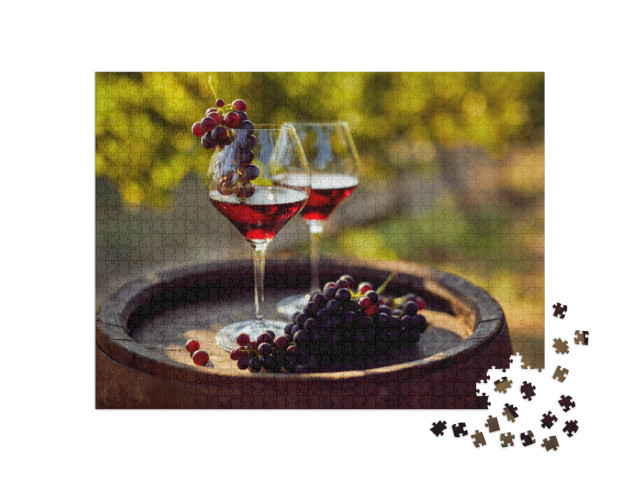 Puzzle 1000 Teile „Zwei Gläser Rotwein mit einer Flasche auf einem Holzfass“