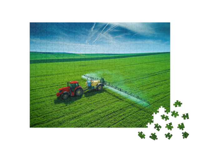 Puzzle 500 Teile „Ein Traktor, der auf einem Feld pflügt und sprüht“