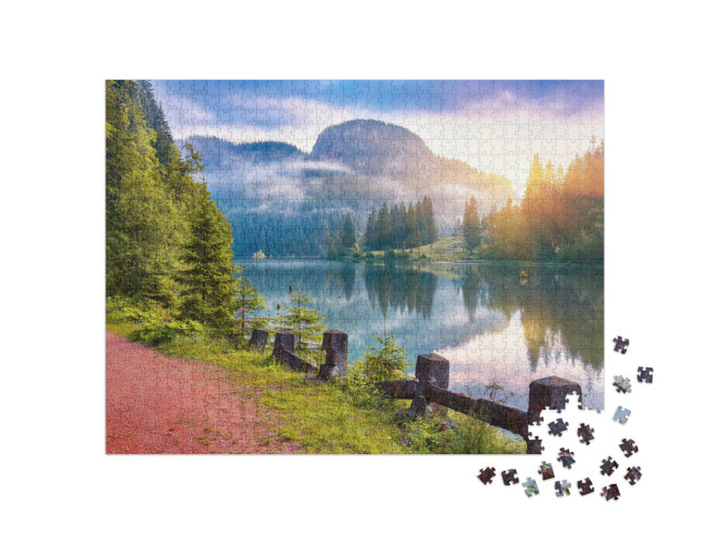 Puzzle 1000 Teile „Sommerblick auf den Bergsee Lacul Rosu in den Karpaten, Rumänien“