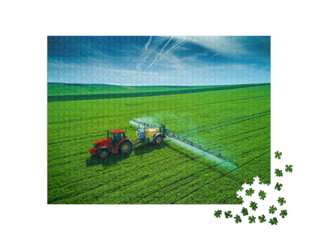 Puzzle 1000 Teile „Ein Traktor, der auf einem Feld pflügt und sprüht“