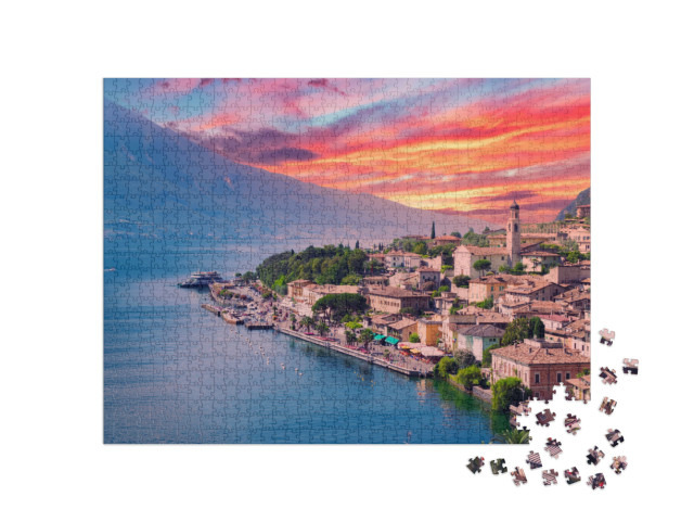 Puzzle 1000 Teile „Limone sul Garda im glühenden Sonnenuntergang, Italien“