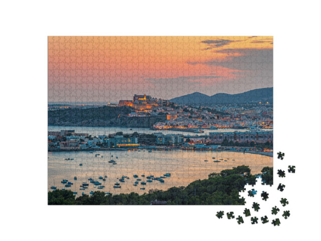 Puzzle 1000 Teile „Wunderschöner Blick auf Ibiza Stadt am Abend, Spanien“