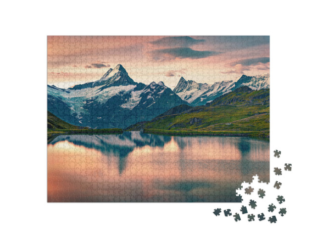 Puzzle 1000 Teile „Sonnenaufgang über dem Schreckhorn und Wetterhorn-Gipfel, Schweiz“