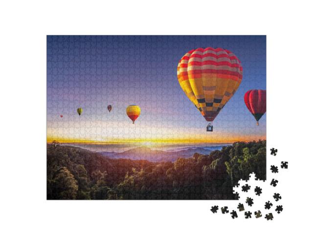 Puzzle 1000 Teile „Heißluftballons fahren über den Berg am Dot Inthanon in Chiang Mai, Thailand“