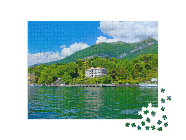 Puzzle 1000 Teile „Sonniges Panorama am Comer See mit Ausflugsboot“