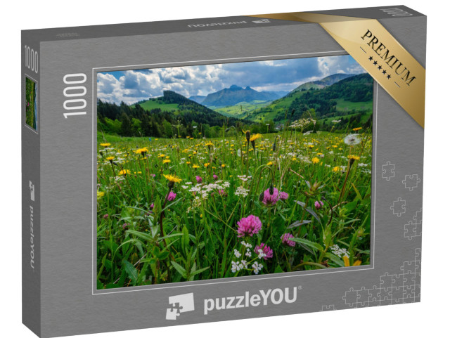 Puzzle 1000 Teile „Eine Wiese voller Bergblumen vor dem Hintergrund der Mala Fatra“