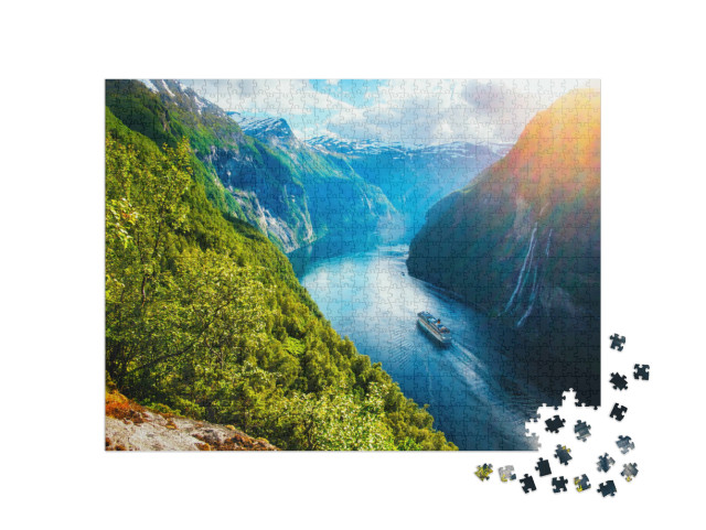 Puzzle 1000 Teile „Blick auf Sunnylvsfjorden: Fjord mit Kreuzfahrtschiff und Wasserfall, Norwegen“