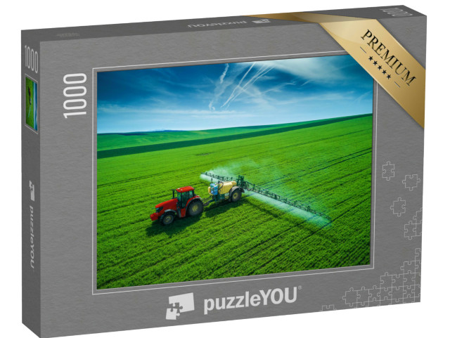 Puzzle 1000 Teile „Ein Traktor, der auf einem Feld pflügt und sprüht“