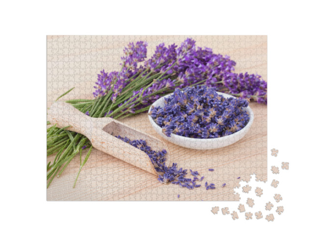 Puzzle 1000 Teile „Porzellanschale mit getrockneten Lavendelblüten und Lavendelbouquet“