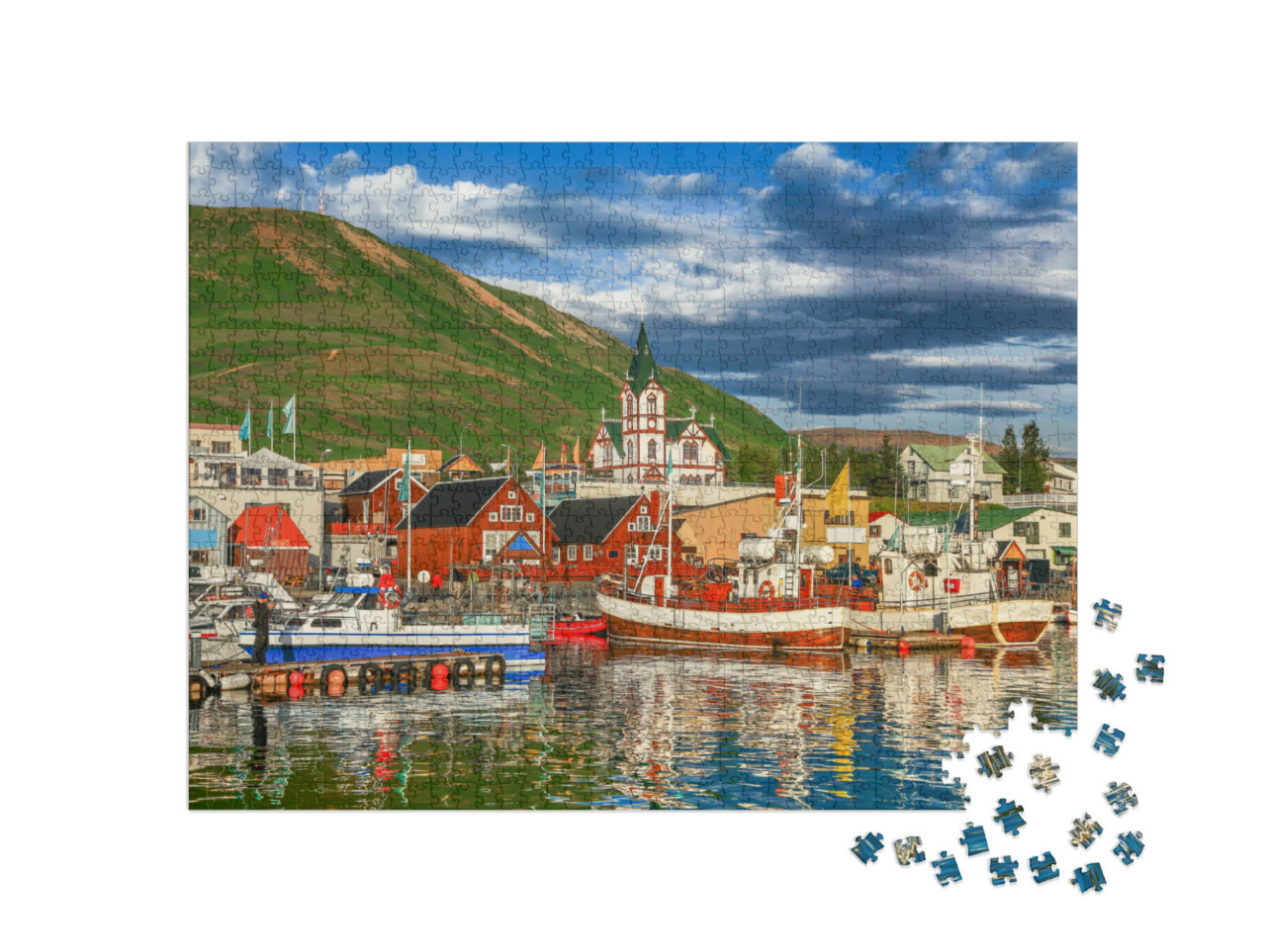 Puzzle 1000 Teile „Schöner Blick auf die historische Stadt Husavik mit Fischerbooten, Island“