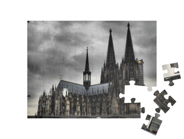 Puzzle 48 Teile „Kölner Dom unter dunkeln Wolken“