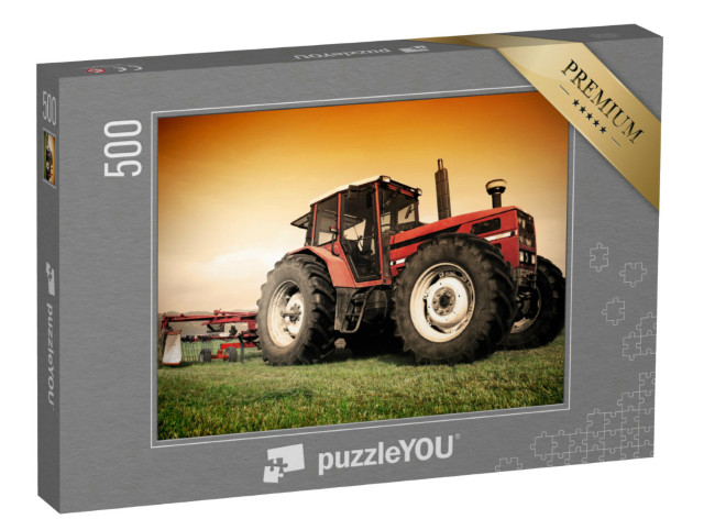 Puzzle 500 Teile „Alter roter Traktor auf der Wiese beim Schwaden“