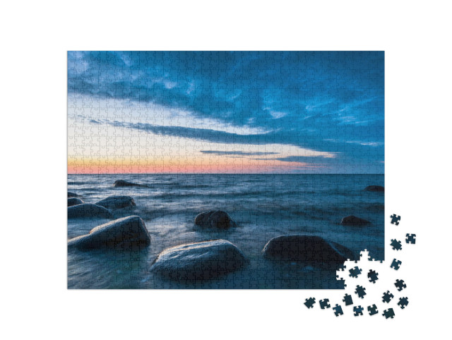 Puzzle 1000 Teile „Felsbrocken am Strand bei Abendstimmung im Nationalpark Jasmund auf Rügen“
