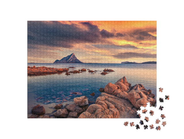 Puzzle 1000 Teile „Sonnenuntergang mit Tavolara Berg, Italien, Europa“