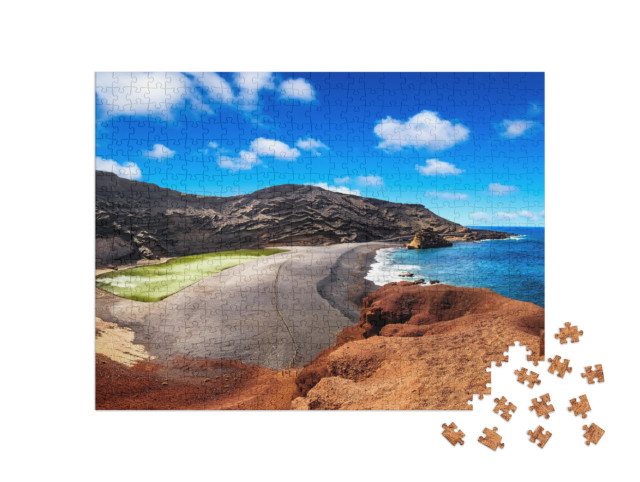 Puzzle 500 Teile „Vulkankrater mit seinem grünen See bei El Golfo, Insel Lanzarote, Spanien“