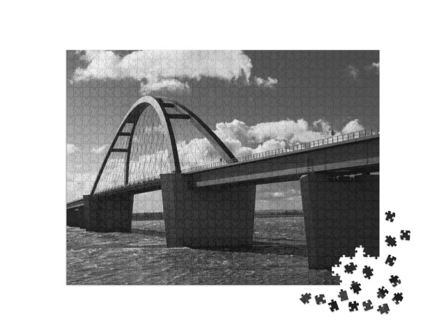 Puzzle 1000 Teile „Fehmarnsundbrücke, Ostsee, schwarz-weiß“