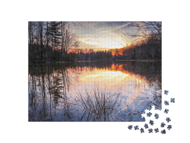 Puzzle 1000 Teile „Sonnenuntergang über einem Bergsee im Erzgebirge, Schneeberg“