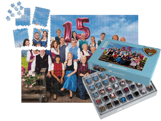 Puzzle „Dahoam is Dahoam: Ensemblefoto 15 Jahre“ | SMART SORTED® 1000 Teile
