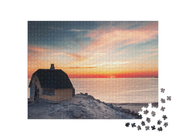 Puzzle 1000 Teile „Sonnenuntergang in Nordjütland: gelbes Dänenhaus mit Meerblick“