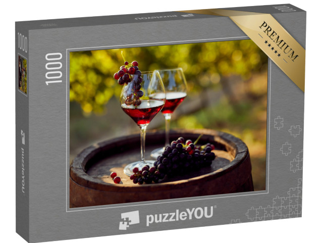 Puzzle 1000 Teile „Zwei Gläser Rotwein mit einer Flasche auf einem Holzfass“