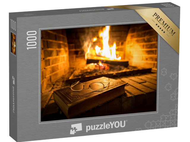Puzzle 1000 Teile „Altes Buch mit einer Brille vor einem Kamin, prasselndes Feuer“